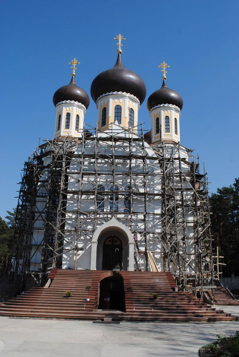 Будівництво головного собору монастиря.