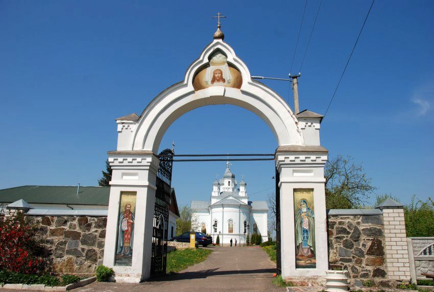 Вход на територию монастыря.