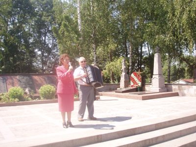 Під час мітингу-реквієму в смт. Гришківцях священик благословив естафету Пам’яті на подальший шлях.