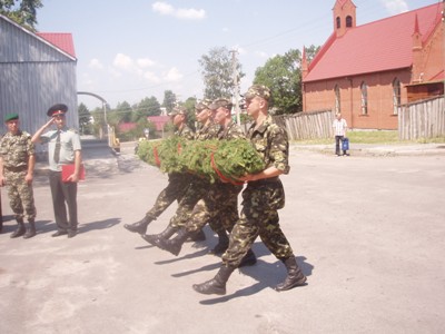 Під час мітингу-реквієму в смт. Гришківцях священик благословив естафету Пам’яті на подальший шлях.