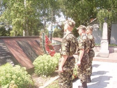 Під час мітингу-реквієму в смт. Гришківцях священик благословив естафету Пам’яті на подальший шлях.