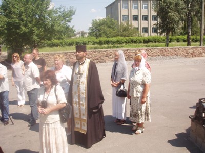 Під час мітингу-реквієму в смт. Гришківцях священик благословив естафету Пам’яті на подальший шлях.