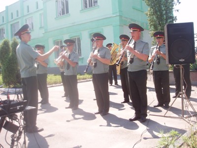 Під час мітингу-реквієму в смт. Гришківцях священик благословив естафету Пам’яті на подальший шлях.