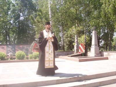 Під час мітингу-реквієму в смт. Гришківцях священик благословив естафету Пам’яті на подальший шлях.
