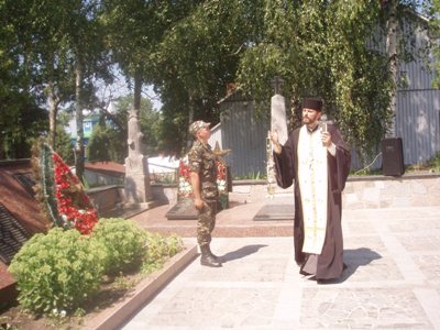 Під час мітингу-реквієму в смт. Гришківцях священик благословив естафету Пам’яті на подальший шлях.
