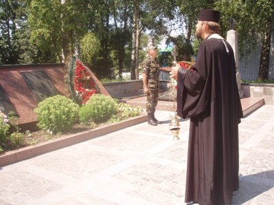 Під час мітингу-реквієму в смт. Гришківцях священик благословив естафету Пам’яті на подальший шлях.