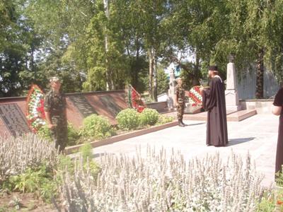 Під час мітингу-реквієму в смт. Гришківцях священик благословив естафету Пам’яті на подальший шлях.