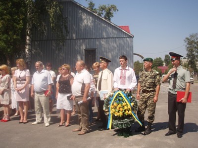 Під час мітингу-реквієму в смт. Гришківцях священик благословив естафету Пам’яті на подальший шлях.