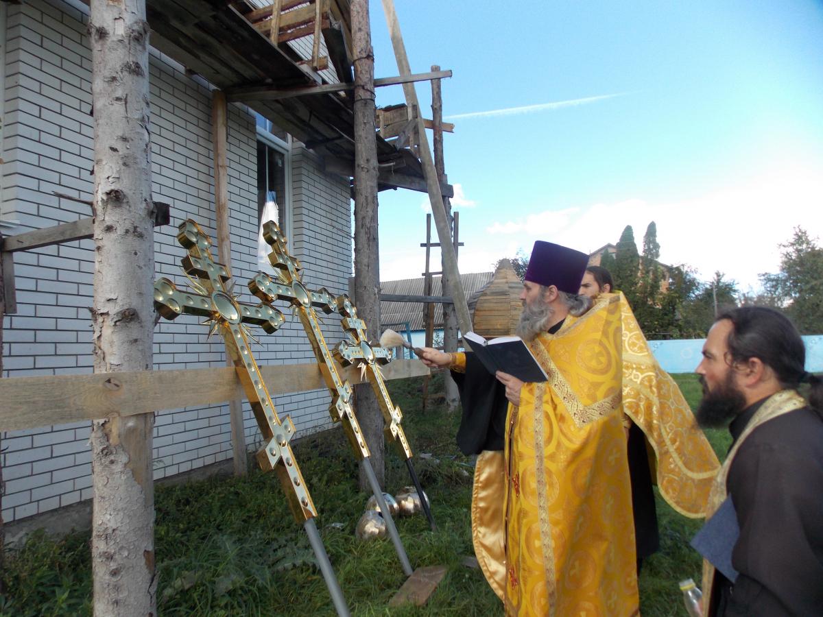 Освячення надкупольних хрестів у Строкові.