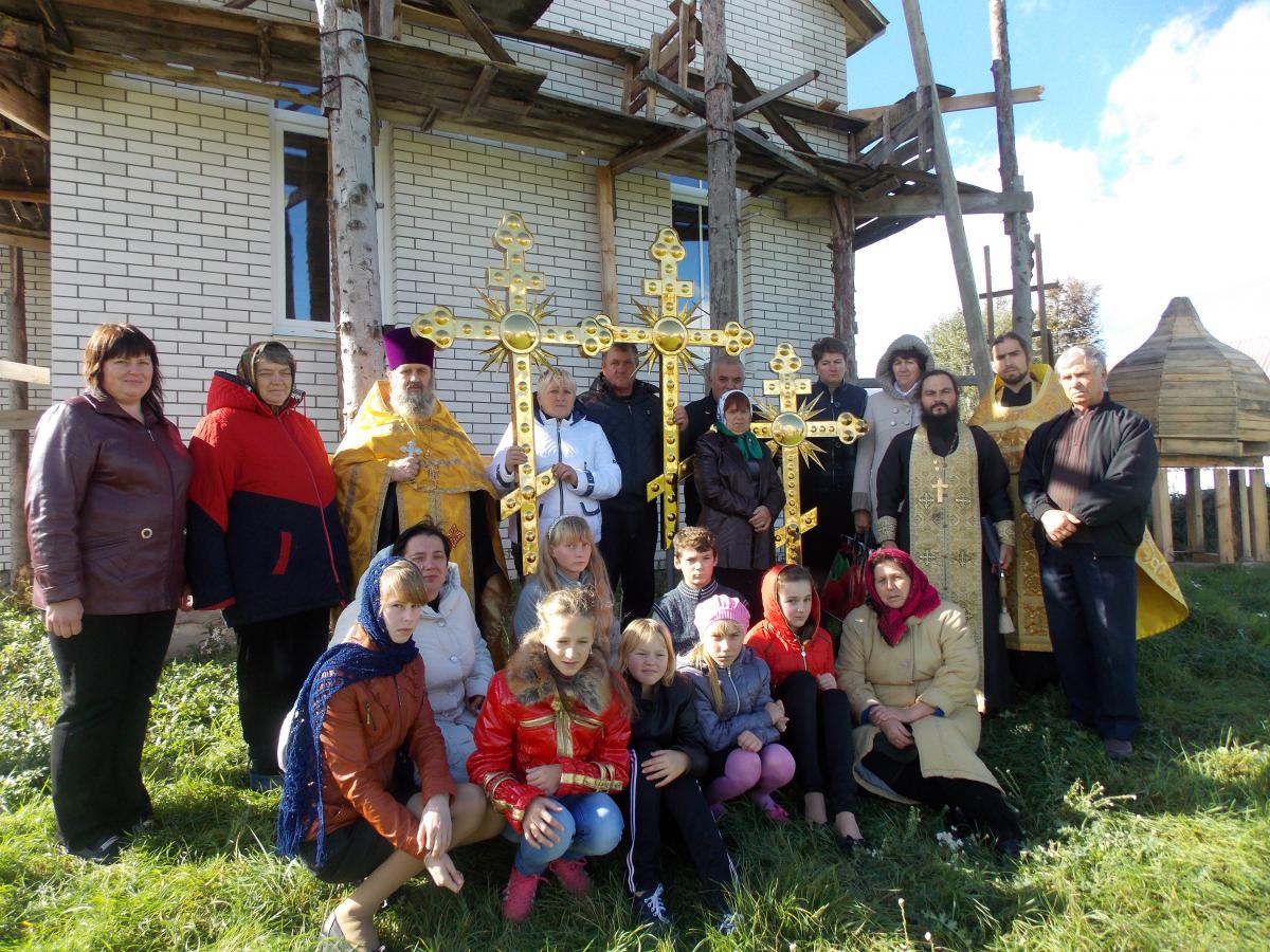 Освячення надкупольних хрестів у Строкові.