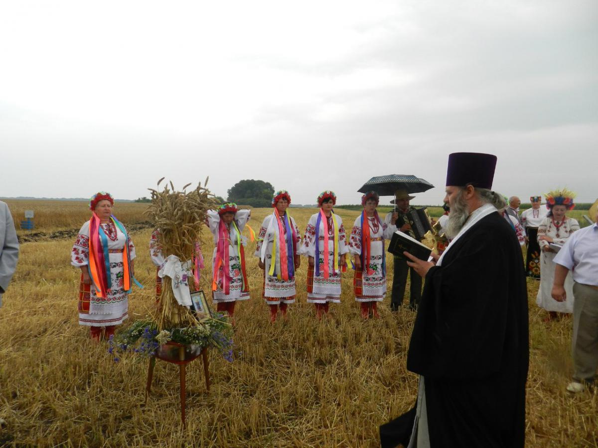 Благочинний благословив жниварів.