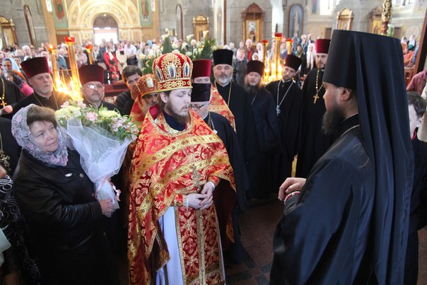 Вітаємо із Пасхою Христовою Вас, Ваше Високопреосвященство!