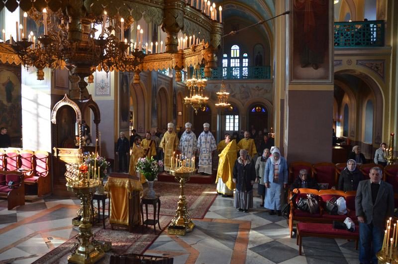 У неділю Владика Никодим молився за Божественною літургією у Троїцькому соборі Руської Духовної Місії в Єрусалимі