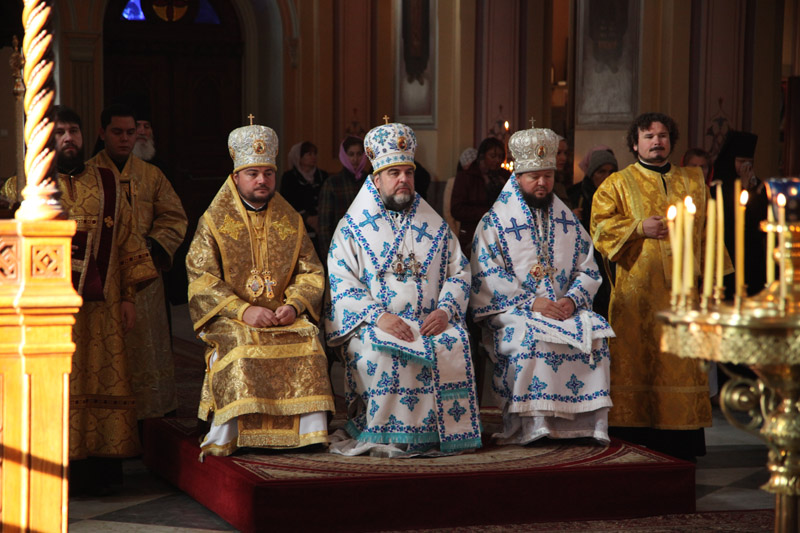 У неділю Владика Никодим молився за Божественною літургією у Троїцькому соборі Руської Духовної Місії в Єрусалимі
