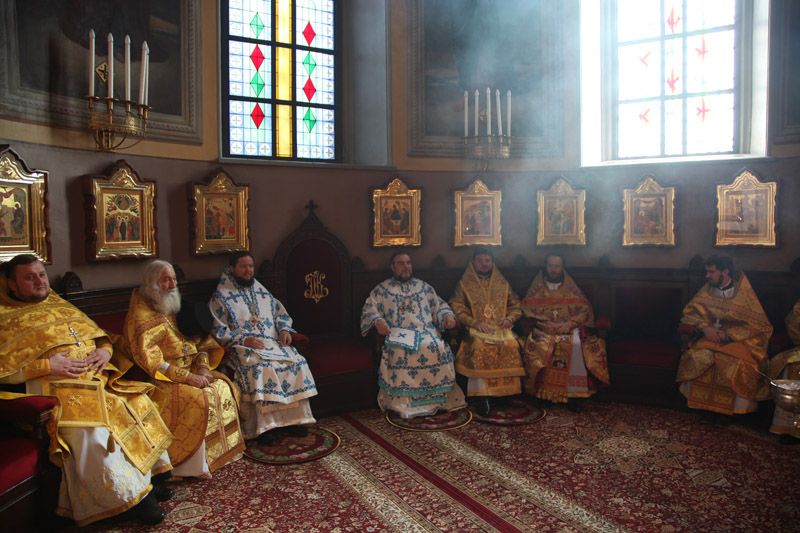У неділю Владика Никодим молився за Божественною літургією у Троїцькому соборі Руської Духовної Місії в Єрусалимі