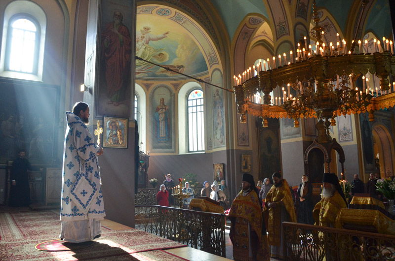 У неділю Владика Никодим молився за Божественною літургією у Троїцькому соборі Руської Духовної Місії в Єрусалимі
