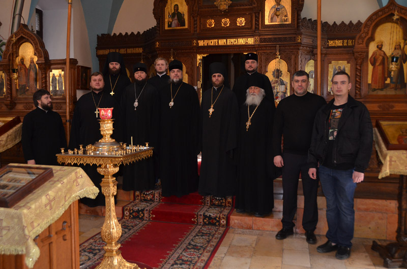 У неділю Владика Никодим молився за Божественною літургією у Троїцькому соборі Руської Духовної Місії в Єрусалимі