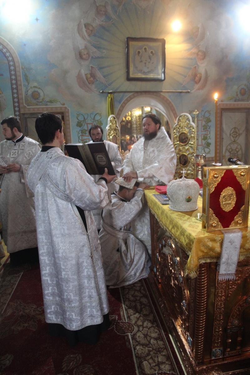 День пам'яті святих Небесних Сил безплотних: архієрейське богослужіння із дияконською хіротонією у Свято-Успенському соборі