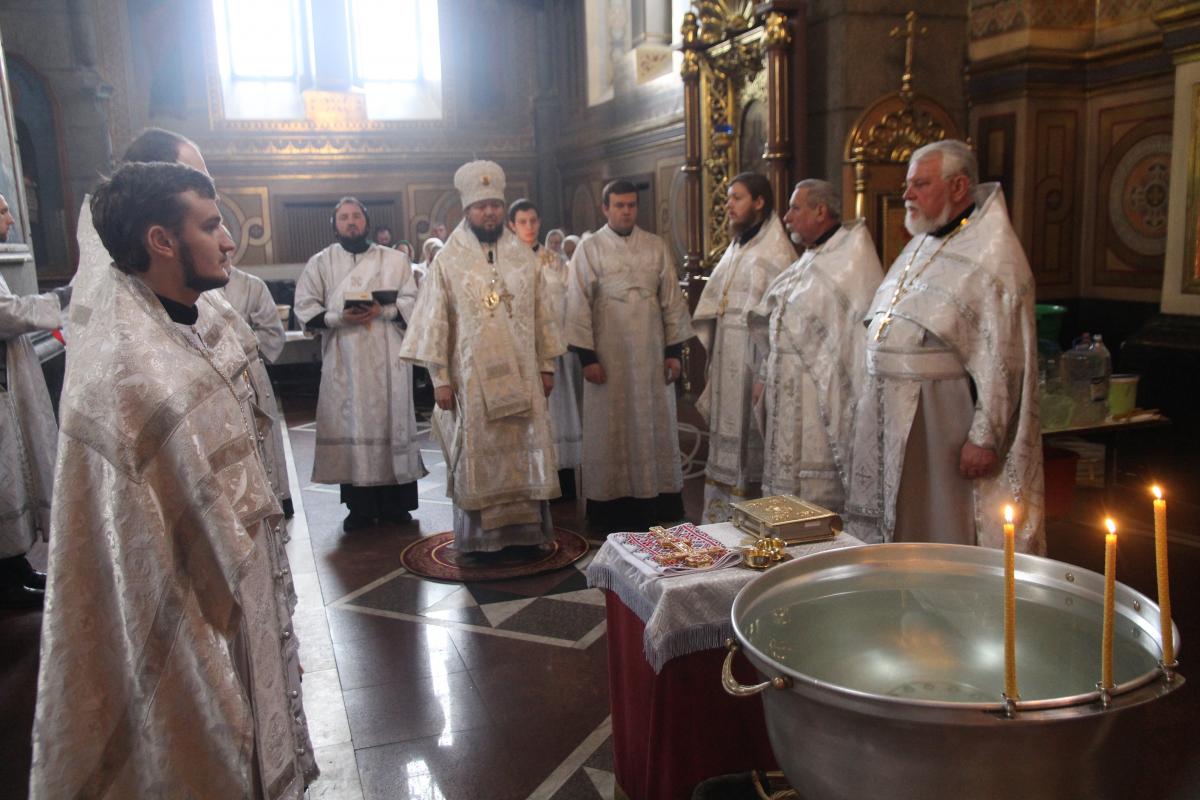 Хрещенський сочельник. Вечірня із літургією свтятителя Василія Великого.