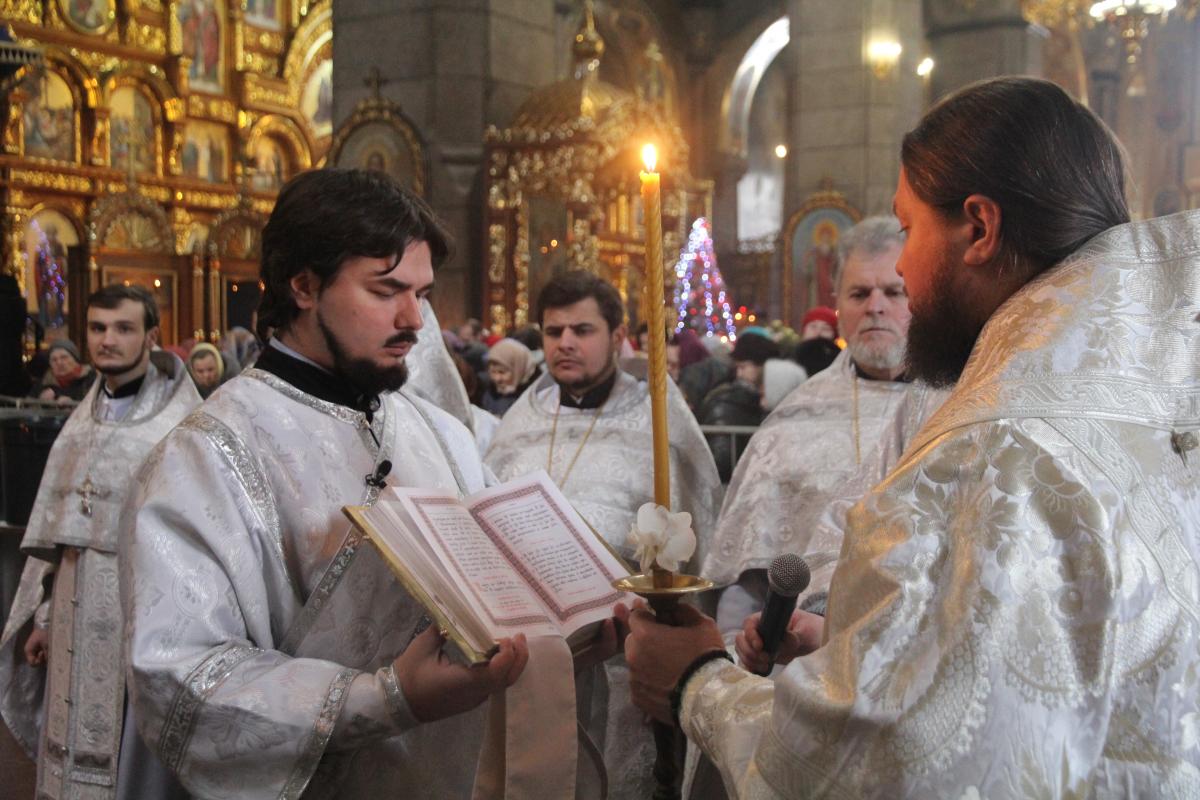 Хрещенський сочельник. Вечірня із літургією свтятителя Василія Великого.