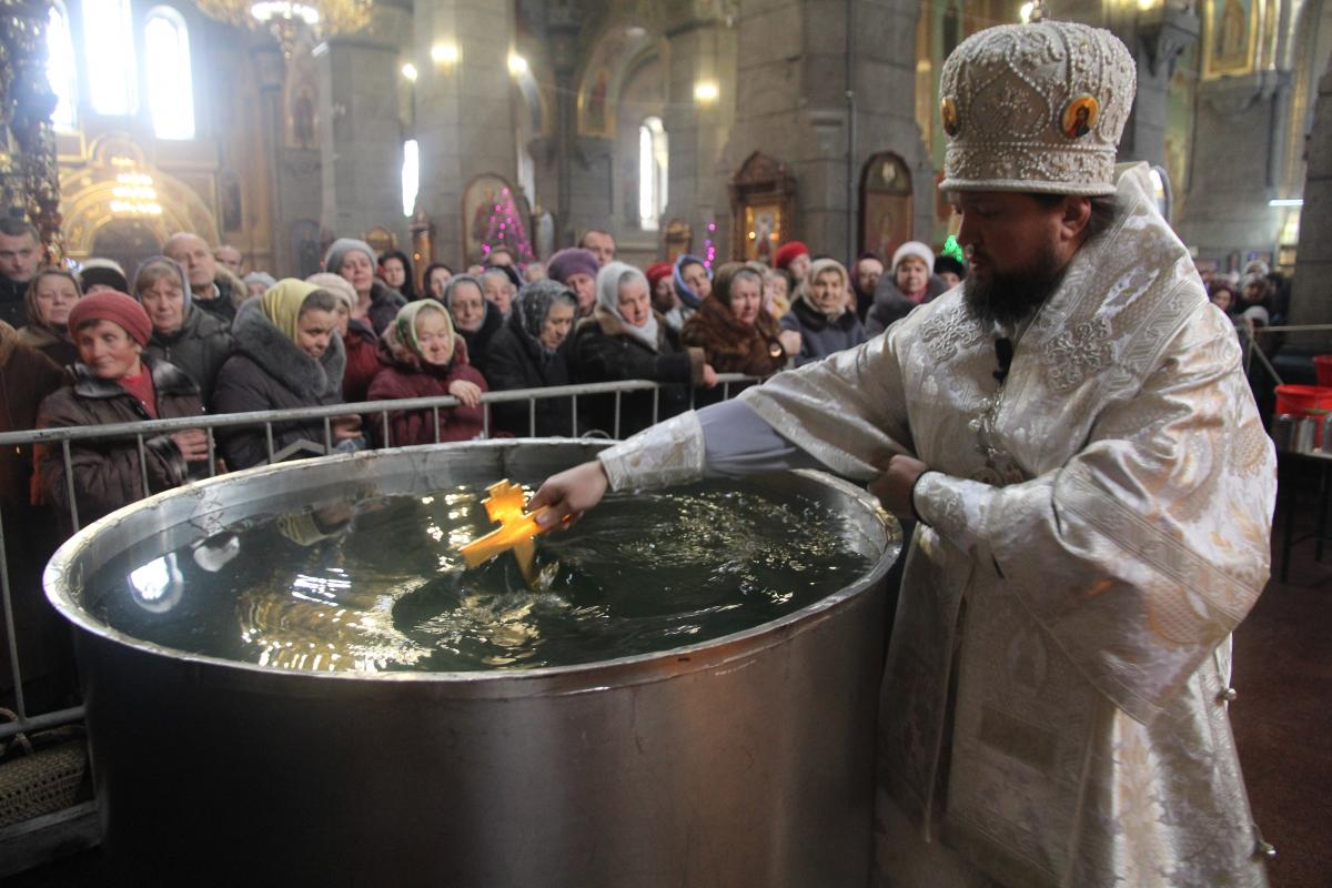 Хрещенський сочельник. Вечірня із літургією свтятителя Василія Великого.