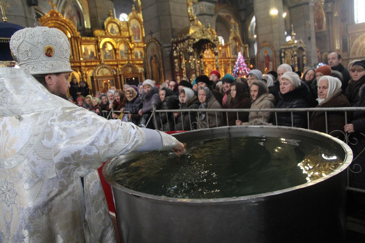 Хрещенський сочельник. Вечірня із літургією свтятителя Василія Великого.