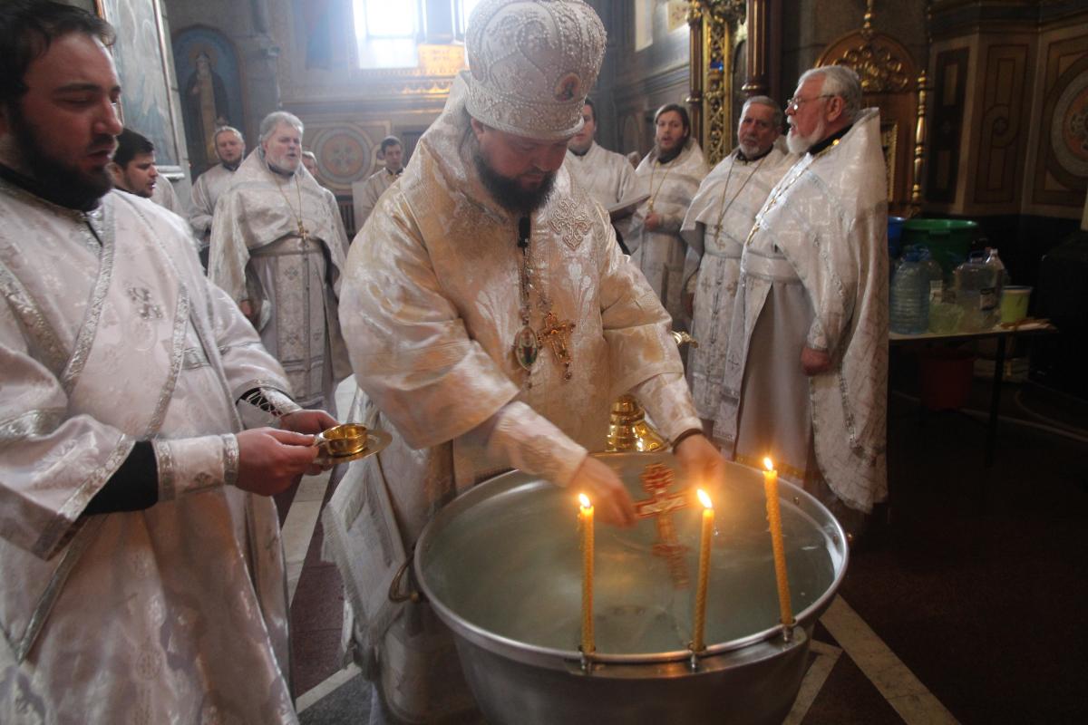 Хрещенський сочельник. Вечірня із літургією свтятителя Василія Великого.