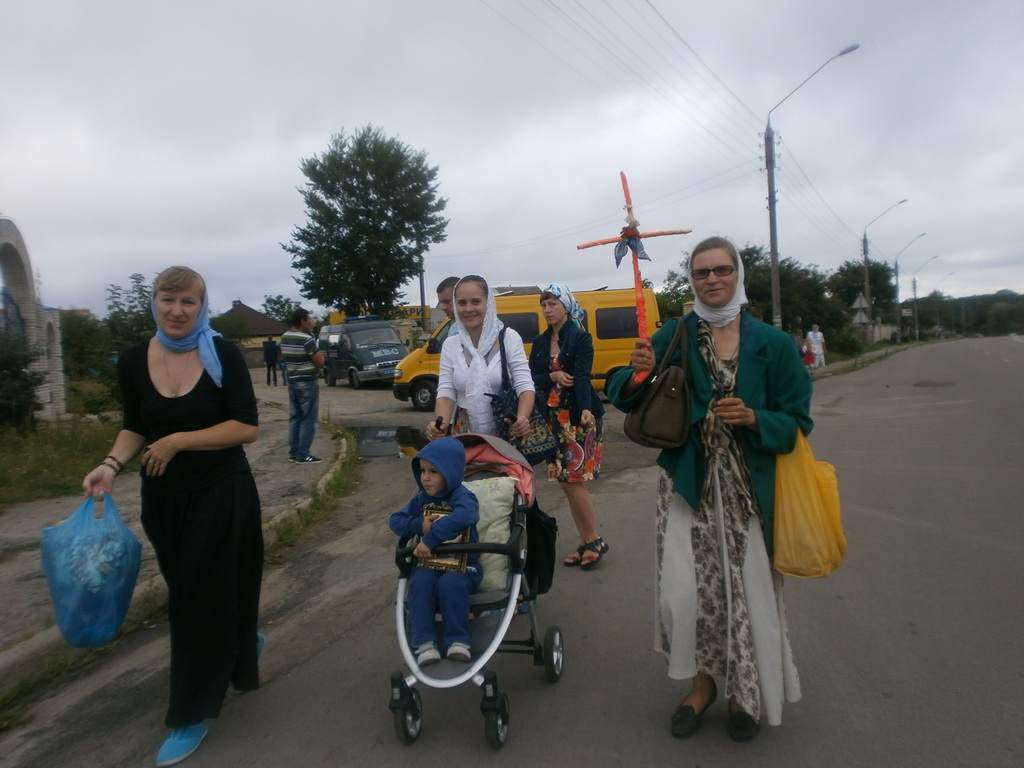 Всеукраїнським Хресним ходом миру, любові та молитви за Україну йдуть віруючі Житомирщини