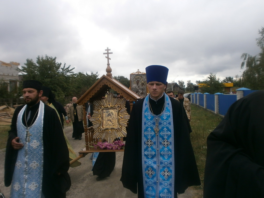 Всеукраїнським Хресним ходом миру, любові та молитви за Україну йдуть віруючі Житомирщини
