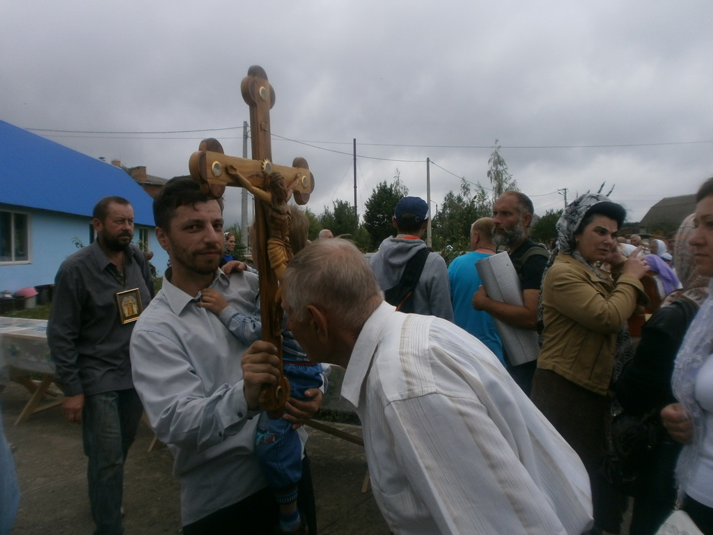 Всеукраїнським Хресним ходом миру, любові та молитви за Україну йдуть віруючі Житомирщини