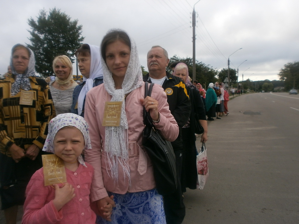 Всеукраїнським Хресним ходом миру, любові та молитви за Україну йдуть віруючі Житомирщини