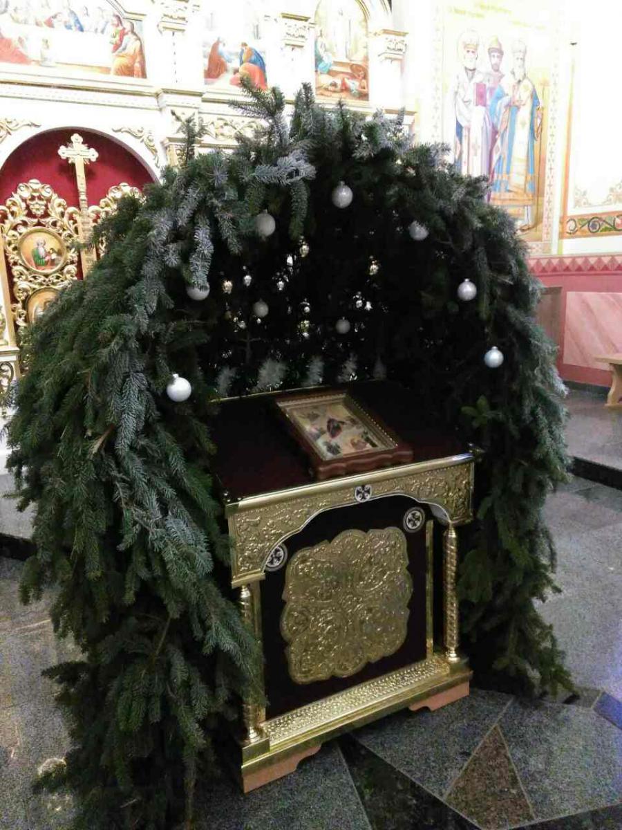 Свято-Трьох-Миколаiвська церква смт. Головине.