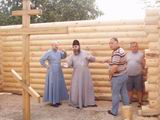 У селі Райках поставили дерев’яний зруб майбутньої Свято-Троїцької церкви.