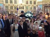 Правлячого архієрея та усіх прихожан привітали вихованці воскресної школи архієрейського собору.