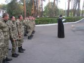 СВЯЩЕНИК ПОМОЛИВСЯ З ВОЇНАМИ ПЕРЕД ВІДПРАВКОЮ В ЗОНУ АТО. 