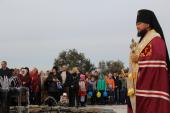 Освячення меморіалу у Райках.