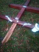 У селищі Привітів невідомі зломили поклонний хрест