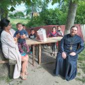 Благочинний Черняхівського округу передав продуктові пакети для багатодітних сімей