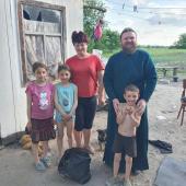 Черняхів. Священик Житомирської єпархії УПЦ роздав продуктові пакети для переселенців та багатодітних.