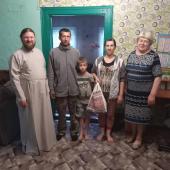 Благочинний Черняхівського району передав власноруч допомогу для сімей переселенців та потребуючих.