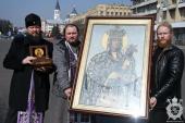 Митрополит Никодим разом із духовенством об'їхав Житомир з Подільською іконою Божої Матері та мощами святителя Луки Кримського!